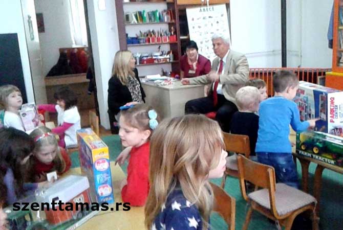 Ajandékot kaptak a tuki ovodások 2015. október 29. képek